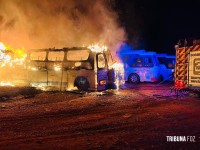 Incêndio atinge ônibus em pátio privado as margens da BR-277 no Bairro Três Lagoas 
