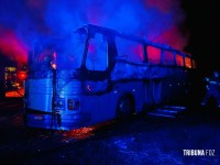 Incêndio atinge ônibus em pátio privado as margens da BR-277 no Bairro Três Lagoas 