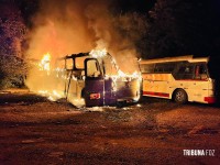 Incêndio atinge ônibus em pátio privado as margens da BR-277 no Bairro Três Lagoas 