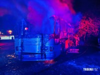 Incêndio atinge ônibus em pátio privado as margens da BR-277 no Bairro Três Lagoas 