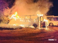 Incêndio atinge ônibus em pátio privado as margens da BR-277 no Bairro Três Lagoas 