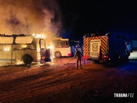 Incêndio atinge ônibus em pátio privado as margens da BR-277 no Bairro Três Lagoas 