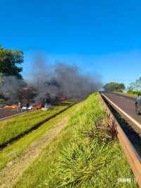 Manifestação interdita parcialmente a BR-277 no bairro Pedreira, em Medianeira