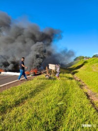 Manifestação interdita parcialmente a BR-277 no bairro Pedreira, em Medianeira