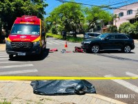 Mulher morre após colisão entre carro e moto no bairro AKLP em Foz do Iguaçu