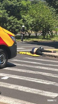 Mulher morre após colisão entre carro e moto no bairro AKLP em Foz do Iguaçu