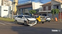 Carro bate em caminhão do Corpo de Bombeiros em Medianeira