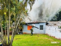 Homem sob efeito de drogas ateia fogo na casa da mãe no bairro Porto Belo