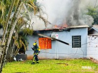 Homem sob efeito de drogas ateia fogo na casa da mãe no bairro Porto Belo