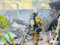 Incêndio em casa de madeira é controlado pelo Corpo de Bombeiros no Jardim América
