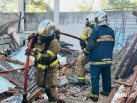 Incêndio em casa de madeira é controlado pelo Corpo de Bombeiros no Jardim América