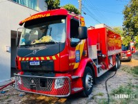 Incêndio em casa de madeira é controlado pelo Corpo de Bombeiros no Jardim América