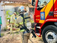 Incêndio em casa de madeira é controlado pelo Corpo de Bombeiros no Jardim América