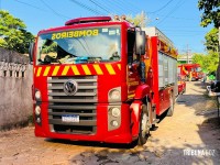 Incêndio em casa de madeira é controlado pelo Corpo de Bombeiros no Jardim América