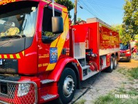 Incêndio em casa de madeira é controlado pelo Corpo de Bombeiros no Jardim América