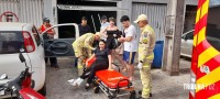 Motociclista é socorrida pelo Siate após colisão no Porto Meira