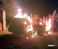 Curto-circuito causado por suposta instalação defeituosa do sistema de som leva à destruição total de carro em Ciudad del Este