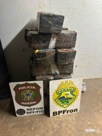 PF e PM apreendem embarcação com 154,6 Kg de maconha e prendem dois paraguaios em Missal