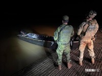 PF e PM apreendem embarcação com 154,6 Kg de maconha e prendem dois paraguaios em Missal