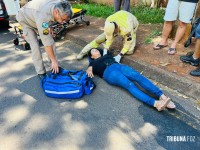 Mulher fica ferida em acidente entre moto e carro no bairro Três Lagoas