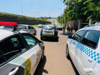 Homem com picareta causa tumulto em ponto de táxi e é contido em Foz do Iguaçu