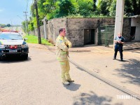 Homem com picareta causa tumulto em ponto de táxi e é contido em Foz do Iguaçu