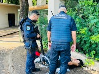 Homem com picareta causa tumulto em ponto de táxi e é contido em Foz do Iguaçu