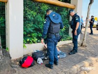 Homem com picareta causa tumulto em ponto de táxi e é contido em Foz do Iguaçu