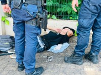 Homem com picareta causa tumulto em ponto de táxi e é contido em Foz do Iguaçu