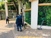 Homem com picareta causa tumulto em ponto de táxi e é contido em Foz do Iguaçu