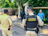 Homem com picareta causa tumulto em ponto de táxi e é contido em Foz do Iguaçu