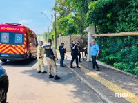 Homem com picareta causa tumulto em ponto de táxi e é contido em Foz do Iguaçu