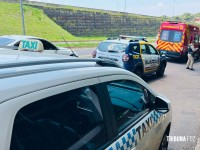 Homem com picareta causa tumulto em ponto de táxi e é contido em Foz do Iguaçu