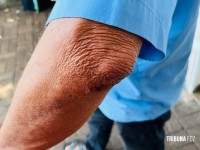 Homem com picareta causa tumulto em ponto de táxi e é contido em Foz do Iguaçu