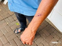 Homem com picareta causa tumulto em ponto de táxi e é contido em Foz do Iguaçu