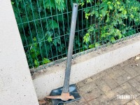 Homem com picareta causa tumulto em ponto de táxi e é contido em Foz do Iguaçu