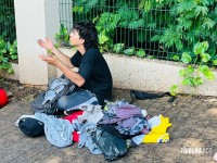 Homem com picareta causa tumulto em ponto de táxi e é contido em Foz do Iguaçu