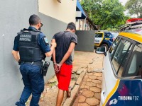 Noivo a caminho do casamento ajuda a conter assaltante no centro de Foz do Iguaçu