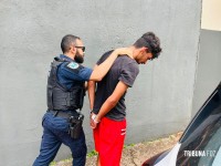 Noivo a caminho do casamento ajuda a conter assaltante no centro de Foz do Iguaçu