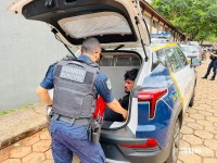 Noivo a caminho do casamento ajuda a conter assaltante no centro de Foz do Iguaçu