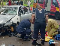 Siate socorre duas vítimas após colisão frontal entre carro e moto defronte ao Horto Municipal