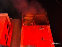 Explosão por vazamento de gás destrói apartamento em condomínio no bairro Vila Yolanda em Foz do Iguaçu