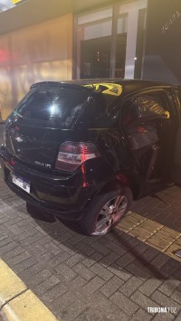 Policia Federal e Policia Militar prendem homem com cigarros contrabandeados após acidente na Av. JK