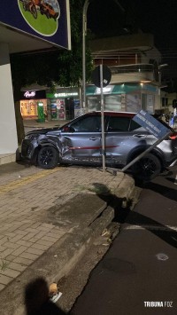 Siate socorre condutora após colisão no centro de Foz do Iguaçu