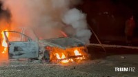 Autoridades investigam a causa de incêndio de veículo em Ciudad del Este