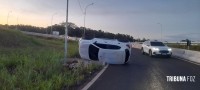 Veiculo capota na Av. Perimetral Leste na alça de acesso a Av. das Cataratas