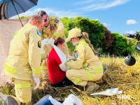 Colisão entre carro e moto elétrica deixa mulher ferida na Av. Irio Manganeli