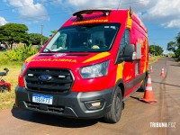 Colisão entre carro e moto elétrica deixa mulher ferida na Av. Irio Manganeli