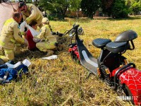 Colisão entre carro e moto elétrica deixa mulher ferida na Av. Irio Manganeli