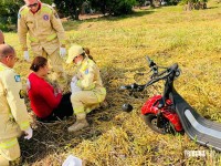 Colisão entre carro e moto elétrica deixa mulher ferida na Av. Irio Manganeli